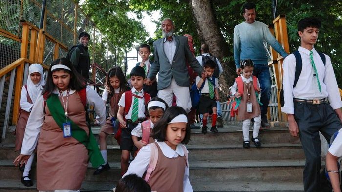 sekolah-di-kashmir-kembali-dibuka-usai-india-pakistan-sepakat-gencatan-senjata-1747220954574_169