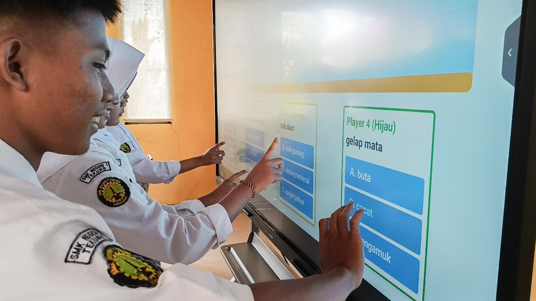 Pembelajaran di Sekolah Lumajang Manfaatkan Papan Interaktif Pintar