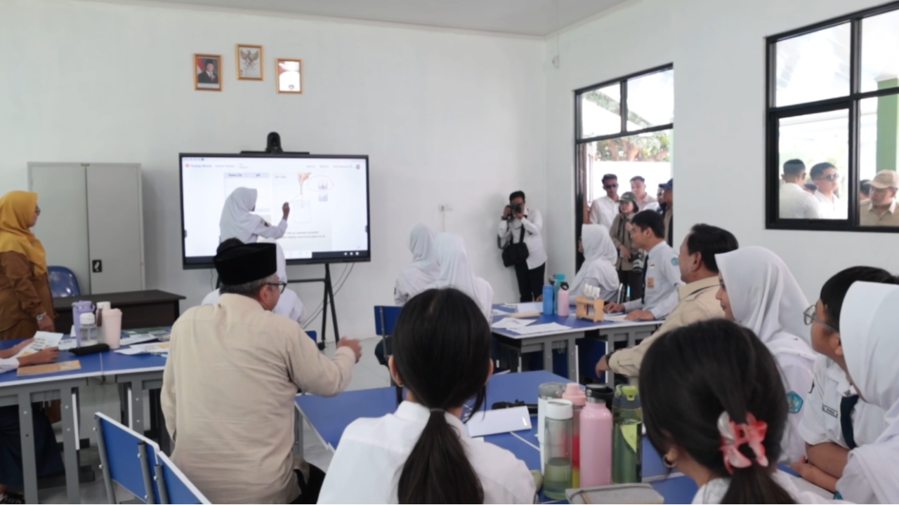 Momen Presiden Prabowo Blusukan ke Kelas, Amati Digitalisasi Pembelajaran secara Langsung
